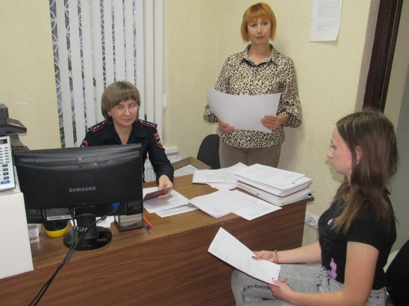В Александровском округе председатель Общественного совета при окружной полиции проверила работу подразделения по вопросам миграции